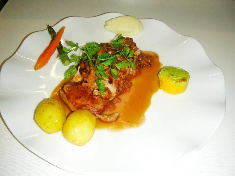 Logis Hotel Restaurant De La Poste Pontgibaud Εξωτερικό φωτογραφία